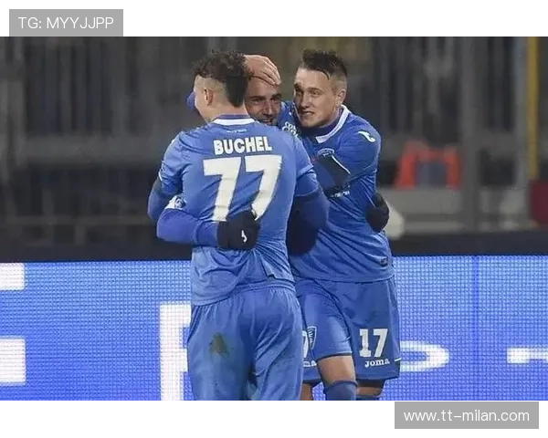 吉鲁角球点破对手禁区防线